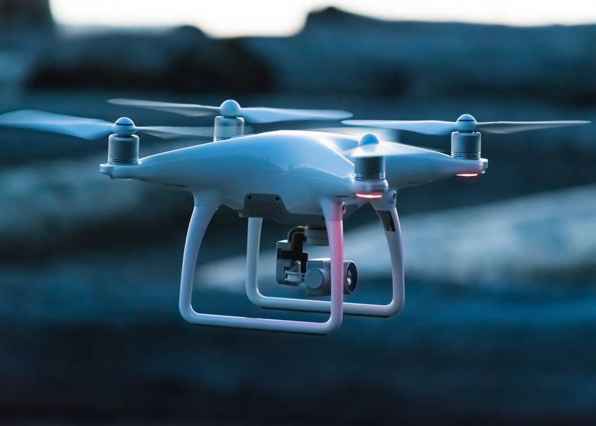 Drone professionnel en vol pour une acquisition aérienne